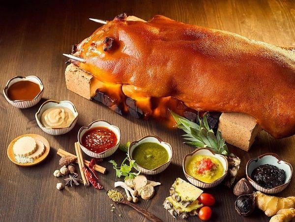 Heo sữa quay nguyên con được đặt trong các bữa tiệc trang trọng