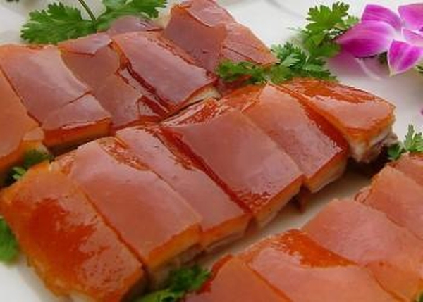 Thịt heo sữa quay rất mềm và ngọt đặc trưng lôi cuốn