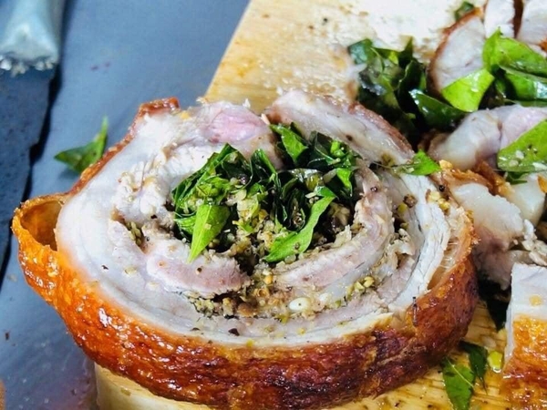 Lá mắc mật là không thể thiếu trong món heo quay Lạng Sơn