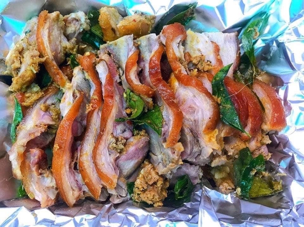 Lá mắc mật là bí quyết làm nên thành công của món heo quay xứ Lạng