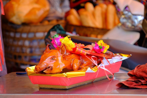 Lợn quay nguyên con trông rất thích mắt