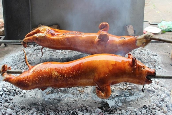 Heo quay được nướng bằng than hoa mới đúng chuẩn