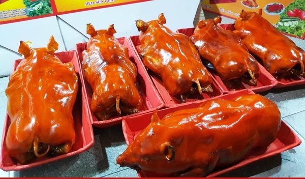 Món heo sữa quay lá mắc mật chuyên dùng cho các bữa tiệc trang trọng